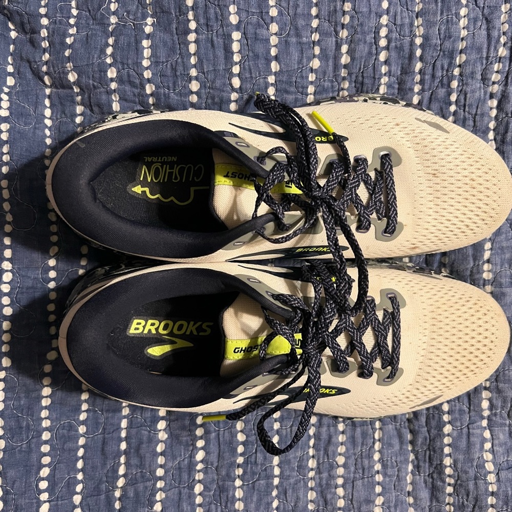 Womens Brooks Running Shoe. Excellent condition.